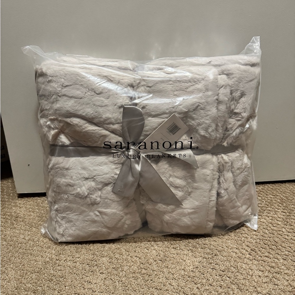 Saranoni lush throw in feather